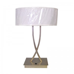 Dwie lekkie antyczne srebrne lampa biurka z przełącznikiem wahacza ON/off w pokoju gościnnym