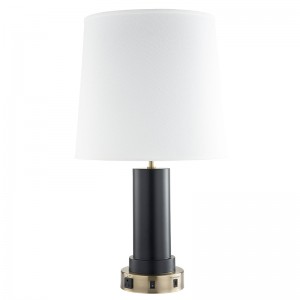 Niestandardowa lampanoca z antycznym mosiądzem i czarnym wykończeniem, przełącznik rockera ON/off, wygodne zbycie i port ładujący USB w pokoju gościnnym