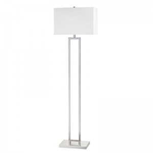 Hotelowa sofa Marriott obok lampy podłogowej z szczotkowanym wykończeniemniklu w gościach